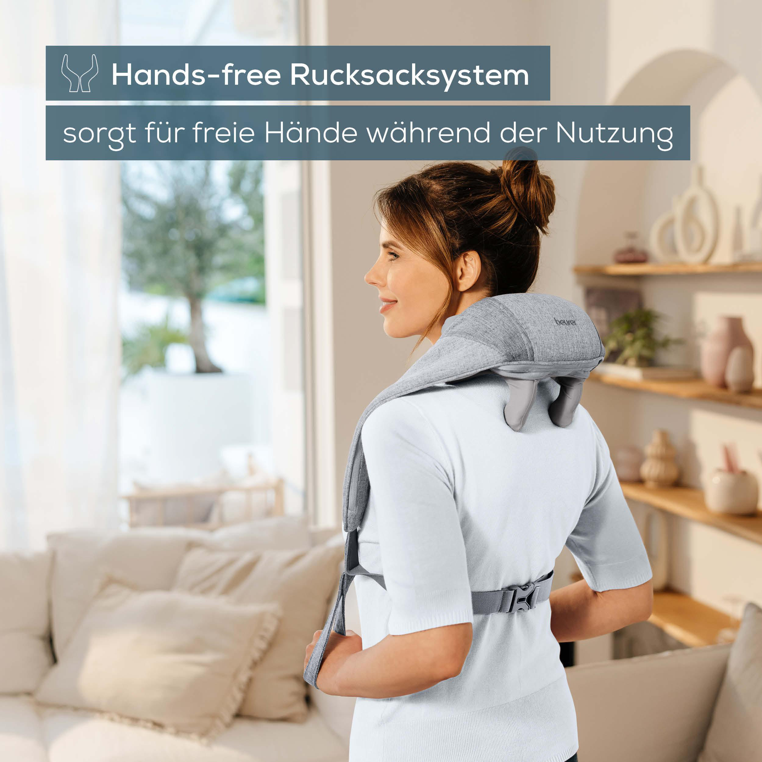 Eine Frau trägt ein Nackenmassagegerät. Der Text oben lautet: 'Hands-free Rucksacksystem'.