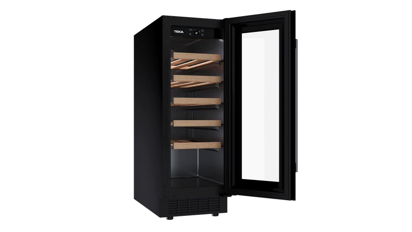 Refrigerador de vino negro con puerta abierta, mostrando estantes de madera.