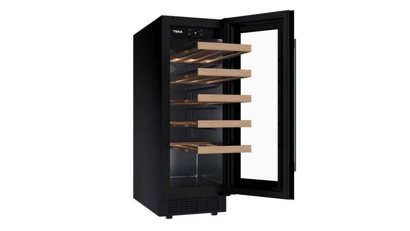Una vinoteca negra con estantes de madera está abierta. La puerta está a la derecha. El fondo es negro.