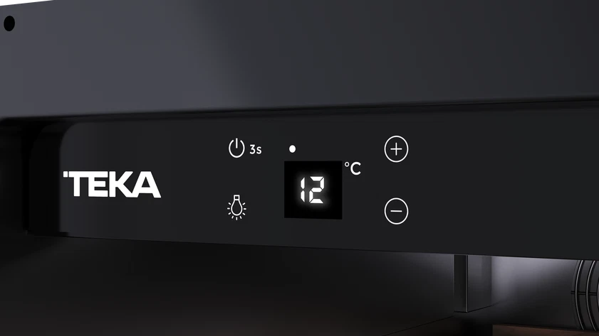 Panel de control negro del refrigerador con números iluminados.