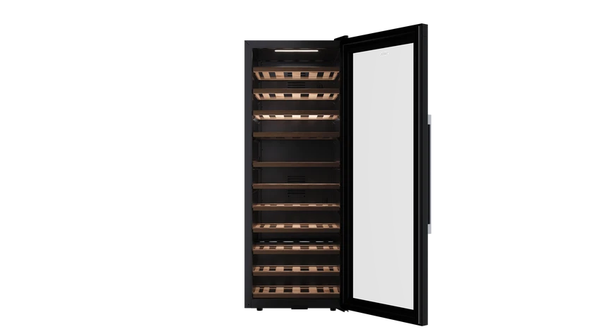Refrigerador de vino negro con puerta abierta. Estantes de madera en el interior. Fondo negro.