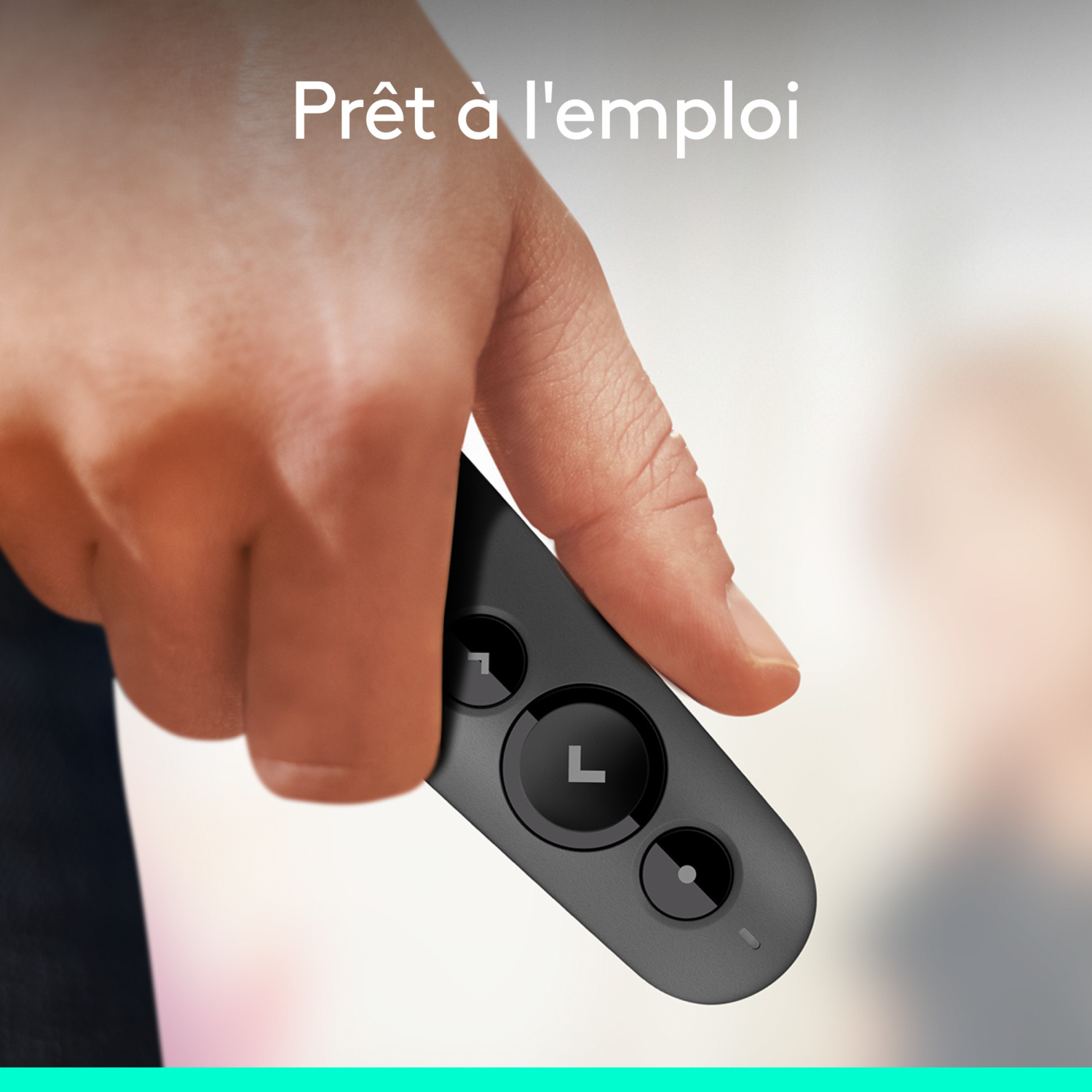 Une main tenant une télécommande noire avec des boutons. Le texte 'Prêt à l'emploi' est en haut.