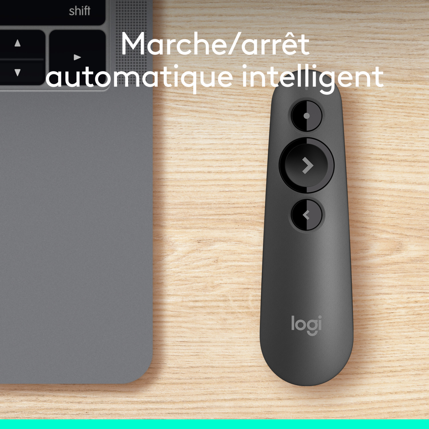 Un présentateur avec une télécommande Logi à côté d'un ordinateur portable. Texte : Démarrage/arrêt automatique intelligent.