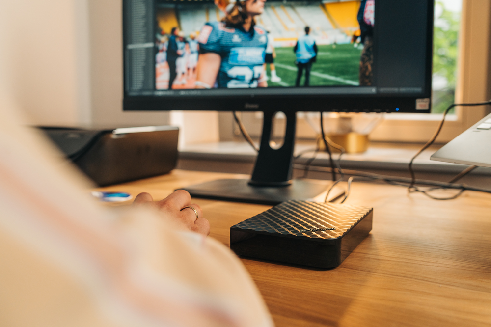 Stół z dyskiem twardym i monitorem komputerowym.