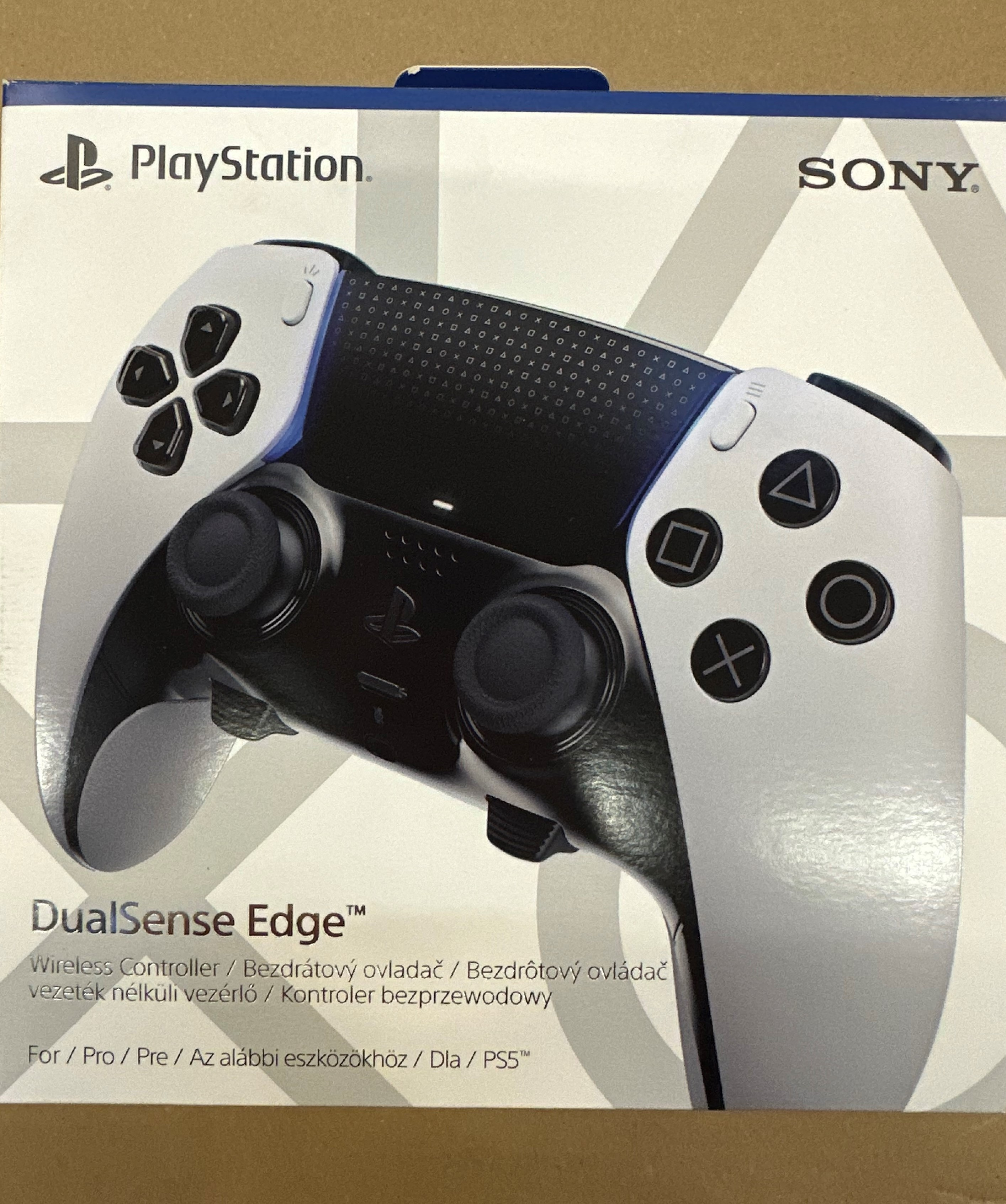 Kontroler PlayStation DualSense Edge na pudełku, z tekstem i grafiką.