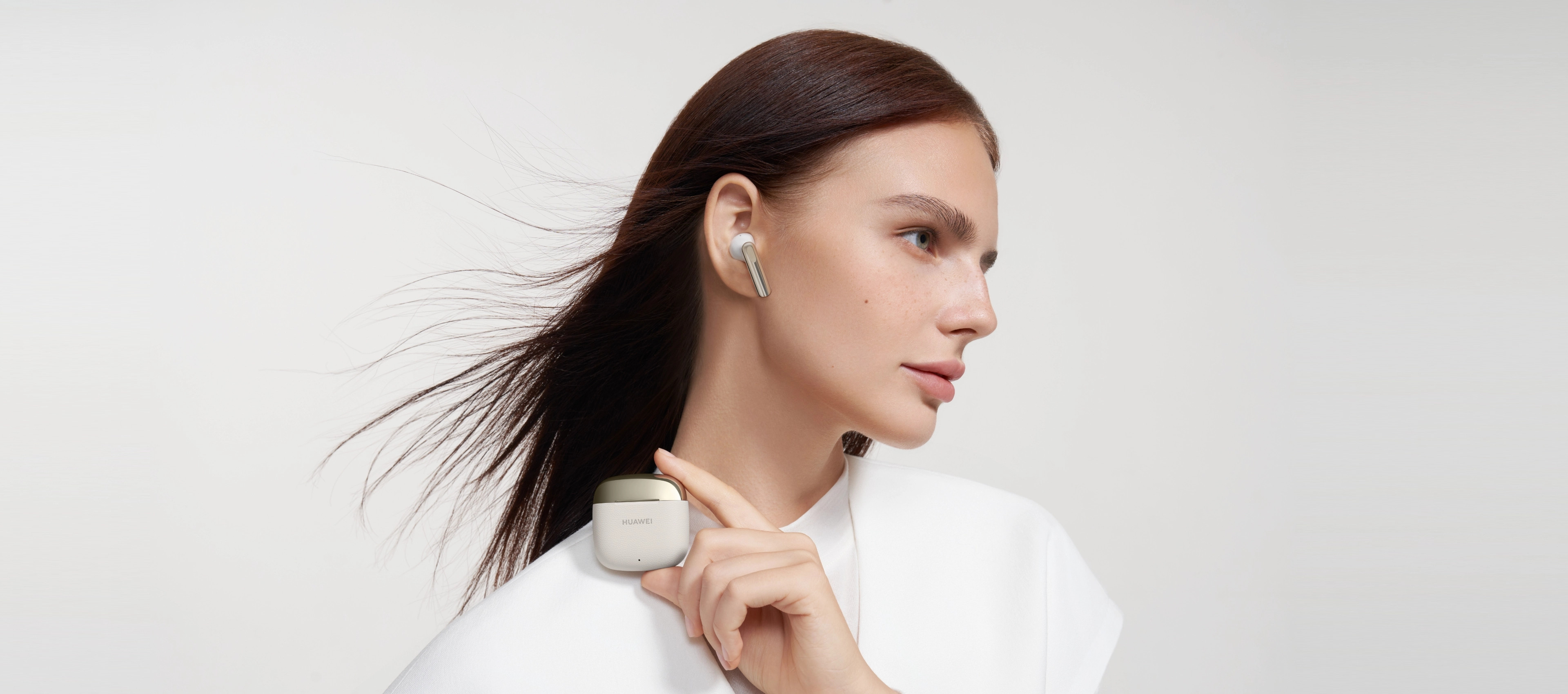 Ręce składające zabawkę Lego z instrukcją na tablecie.