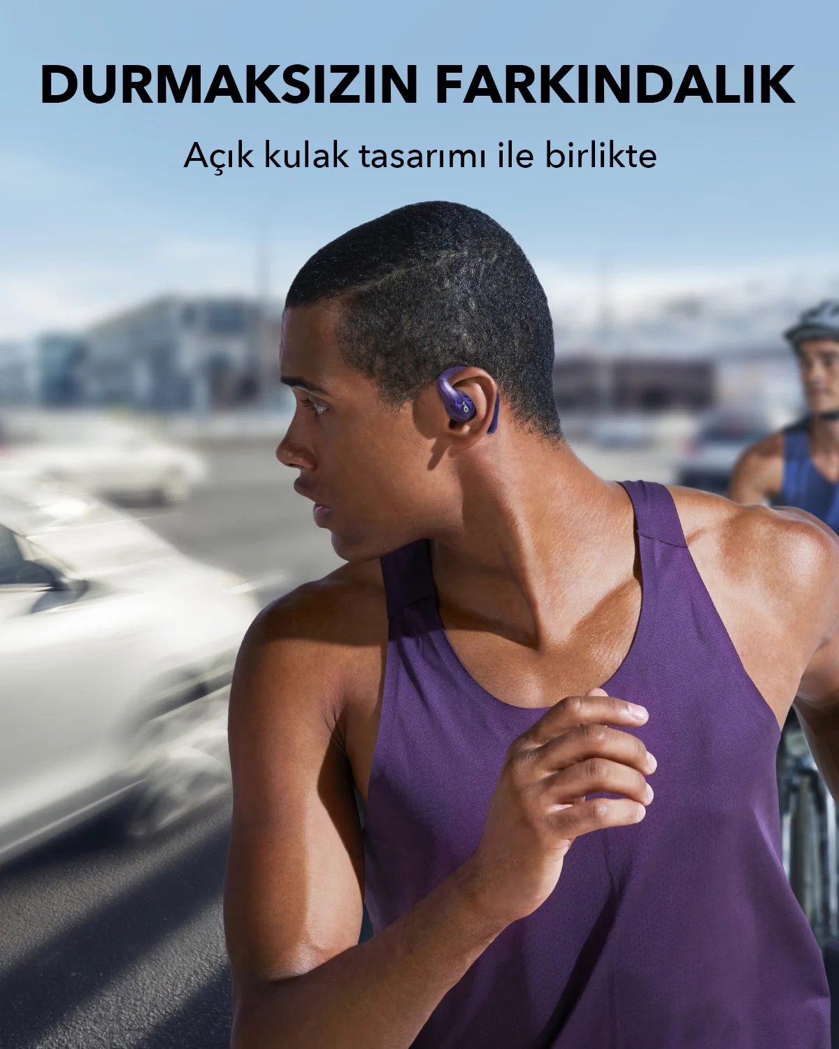 Mor ve mavi kulaklıklarla koşan bir adam. Metin: Durmadan farkındalık, açık kulak tasarımı.
