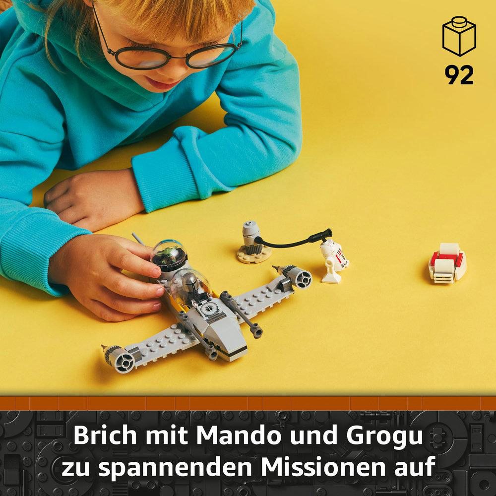 Ein Kind spielt mit einem Lego-Set mit Mando, Grogu und einem Schiffsmodell. Der Hintergrund ist gelb.