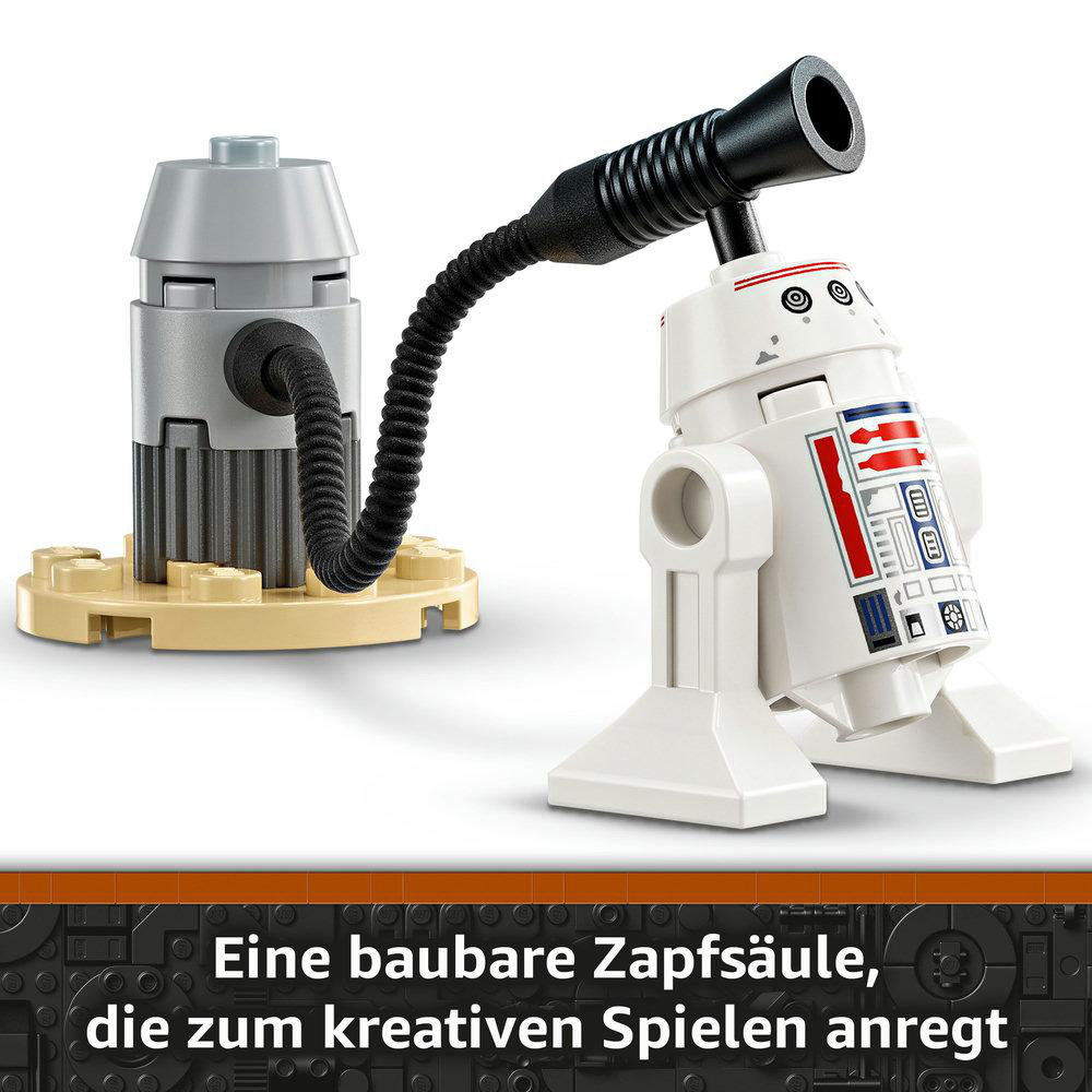 Eine Lego-Tankstelle und ein weißer Roboter. Sie stehen auf einer beigen Basis. Ein schwarzer Schlauch ist befestigt.