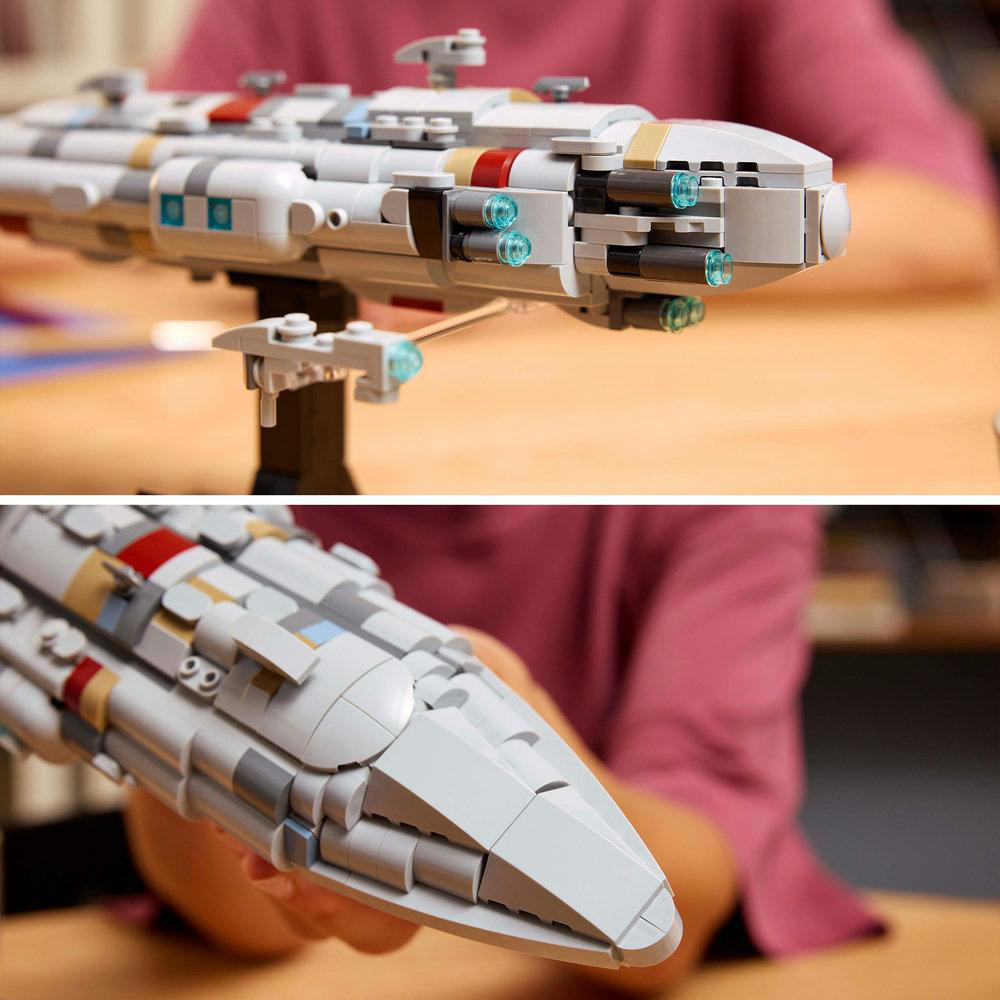 Nahaufnahme eines Lego-Raumschiffmodells, auch ein rotes Oberteil ist zu sehen.