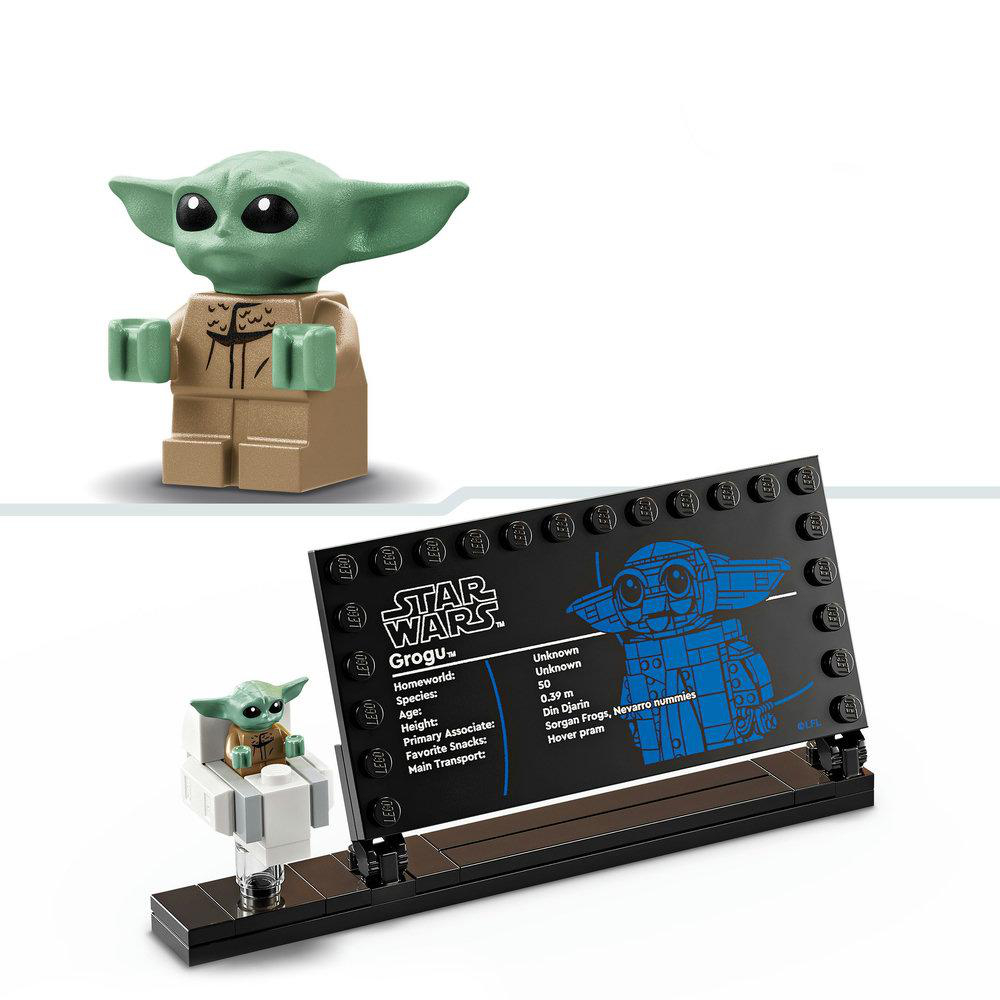 Lego Grogu Figur mit Info-Karte, neben einer kleinen Nachbildung von Grogu auf einem Ständer.