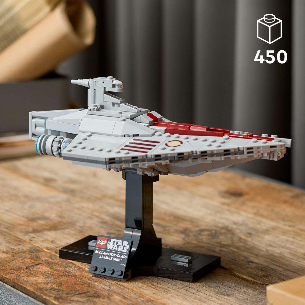 Ein Lego Star Wars Modell eines Acclamator-Klasse-Angriffsschiffs auf einem schwarzen Ständer.