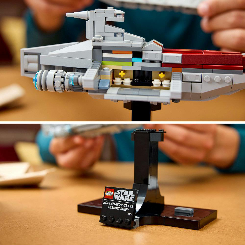 Lego Star Wars Schiffsmodell, das das Innere und den Ständer zeigt.