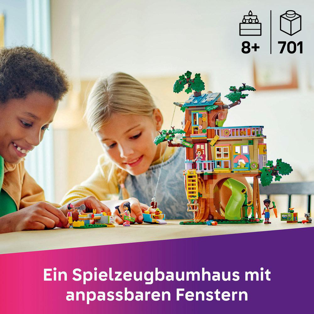 Kinder spielen mit einem Lego-Baumhausmodell mit verstellbaren Fenstern, mit der Set-Box.