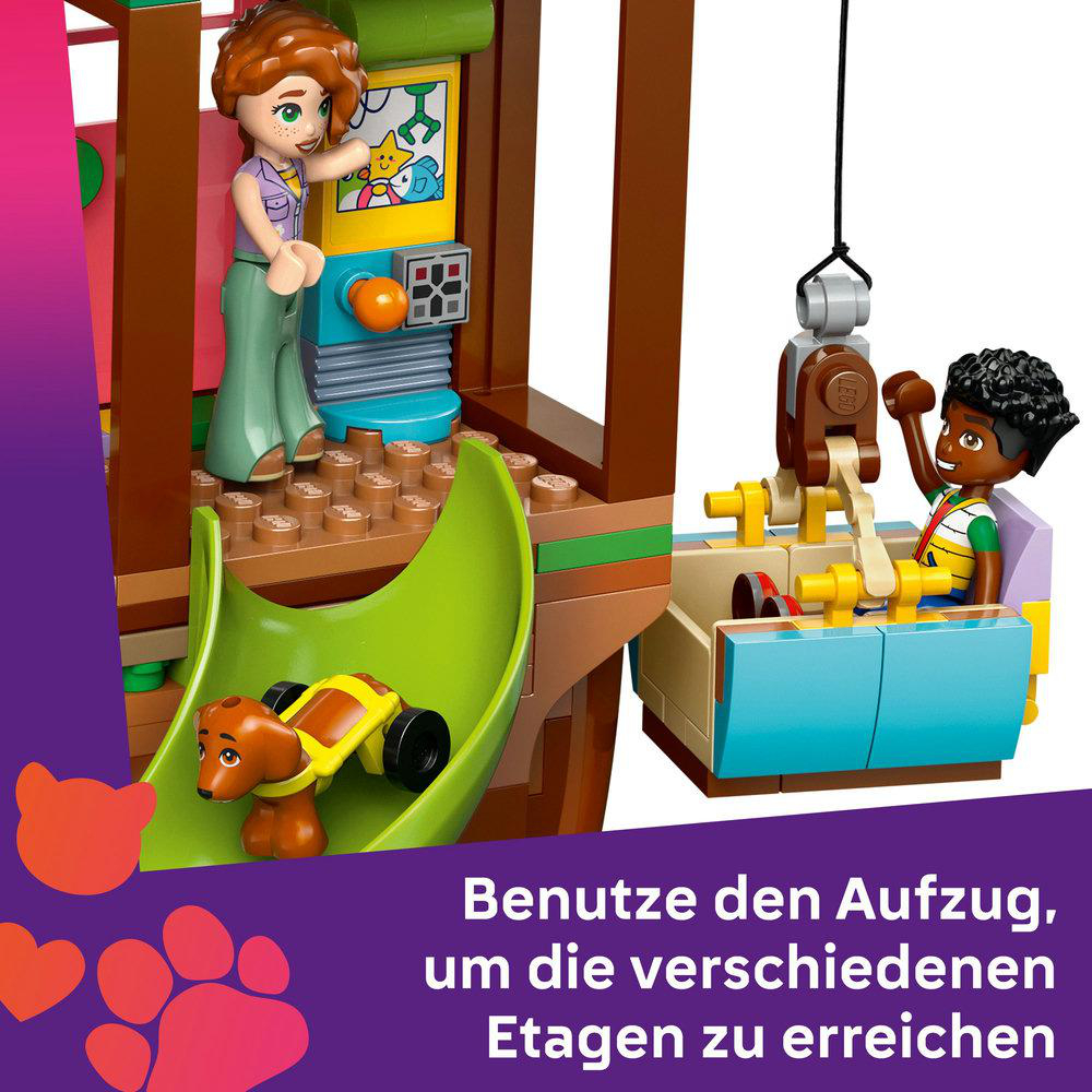 Nahaufnahme des Lego-Baumhauses, mit dem Aufzug in Betrieb.