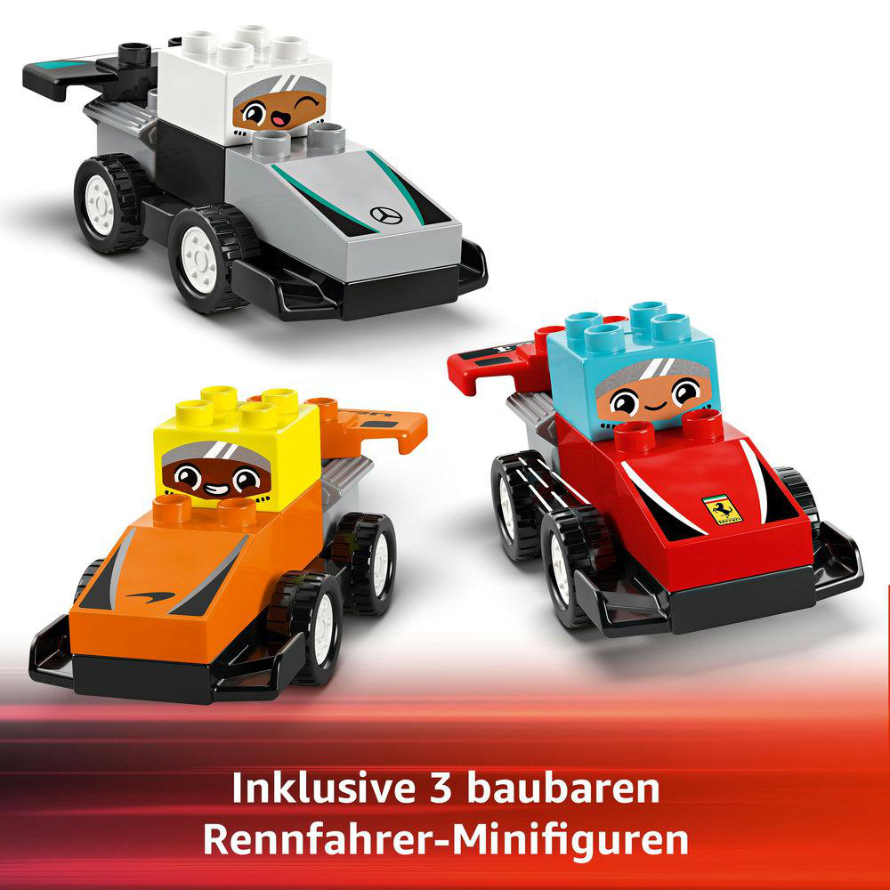Drei Spielzeug-Rennwagen, einer weiß, einer orange, einer rot.