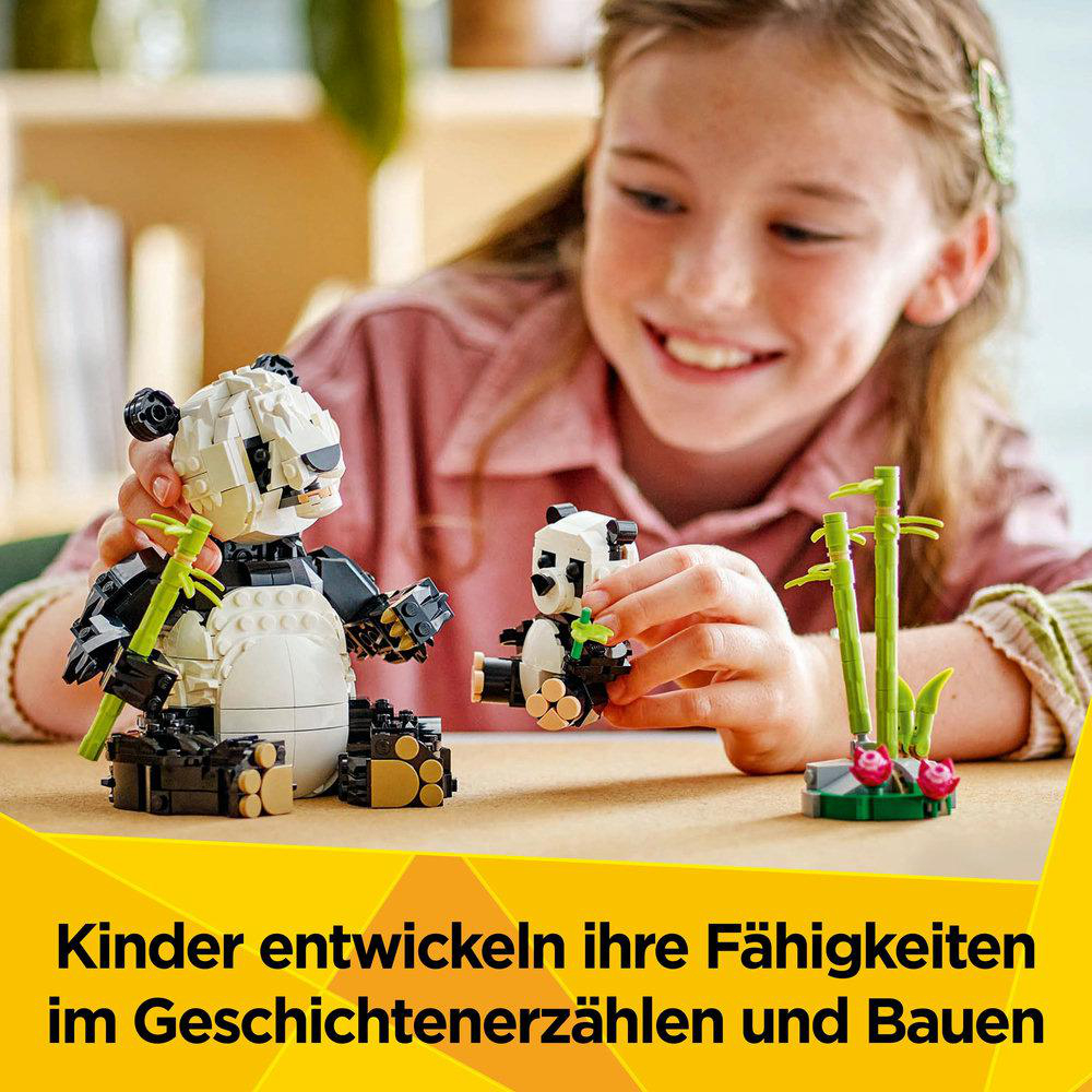 Kinder bauen LEGO-Pandafiguren, fördern Erzählfähigkeiten.