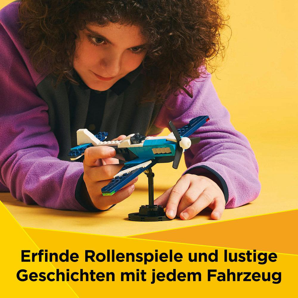 Ein Mädchen baut ein LEGO-Flugzeug. Text: Erfinde Rollenspiele und lustige Geschichten mit jedem Fahrzeug.