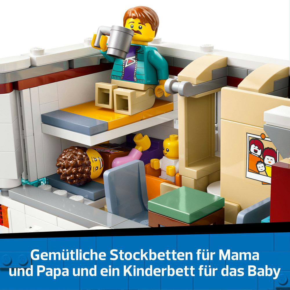 Lego-Modell eines Wohnmobil-Innenraums mit Betten und einer Person mit Becher.