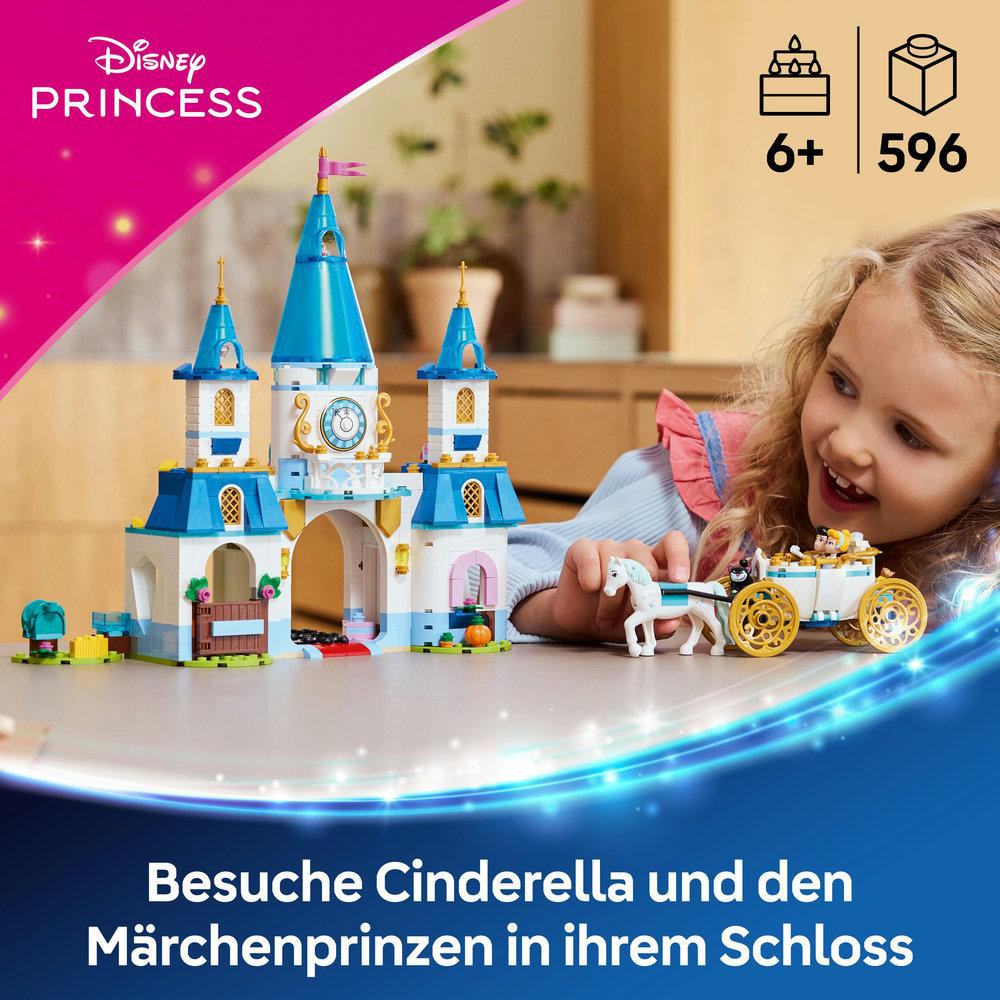 Ein Mädchen spielt mit einem Disney Princess Lego-Schloss mit einer Kutsche.