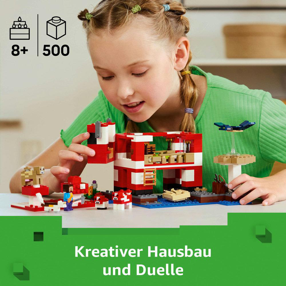 Ein Mädchen baut ein LEGO-Haus. Das Haus ist rot und weiß. Auf dem Tisch liegen weitere LEGO-Teile.