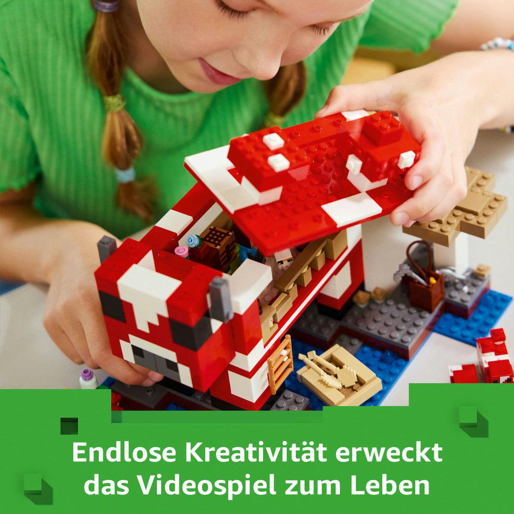 Ein Kind baut ein rot-weißes Lego-Pilzhaus mit Zubehör.