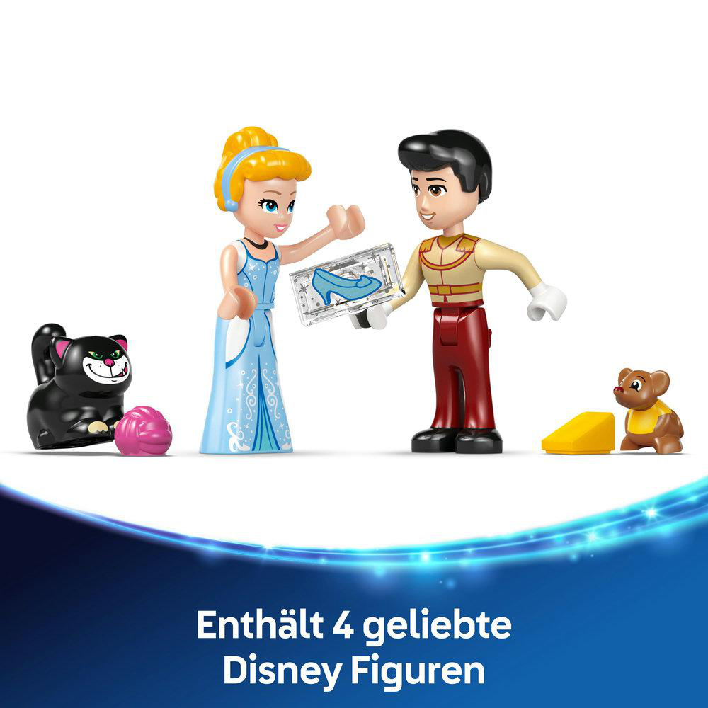 Lego Cinderella und Prinz mit schwarzer Katze, Käse und Bär. Blauer Hintergrund.