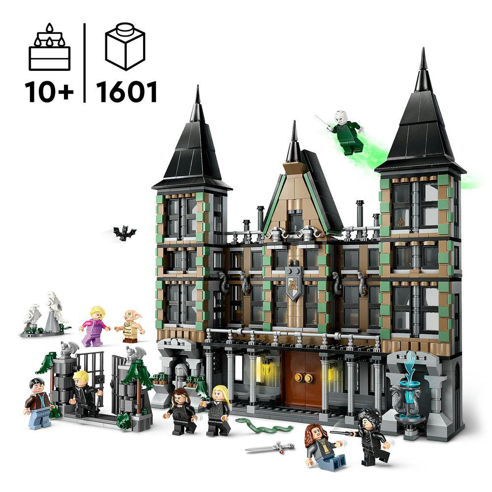 Lego-Set eines Schlosses mit Figuren. Gebäude, Figuren und eine Fledermaus sind sichtbar.
