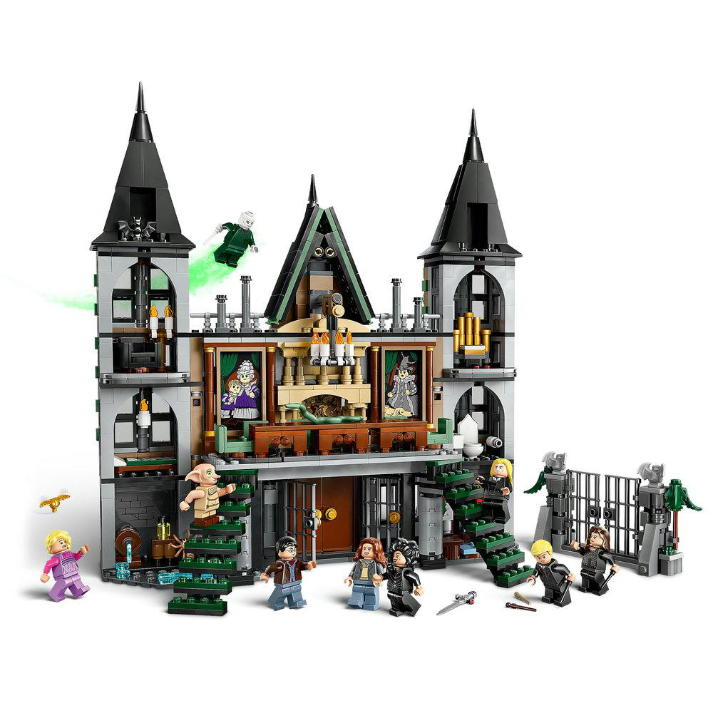 Ein Lego-Schloss-Set mit mehreren Figuren und Zubehör, aus grauem Material.