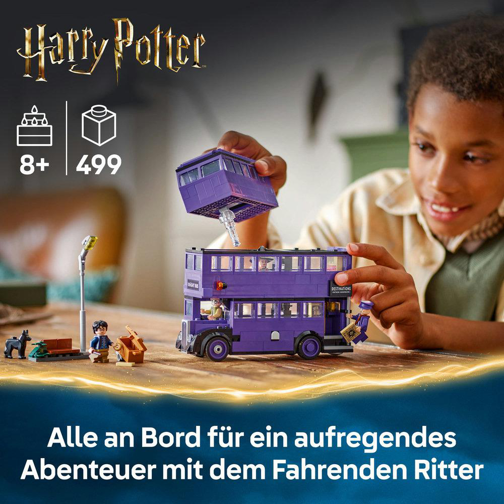 Ein Kind spielt mit einem lila Lego Knight Bus Set.