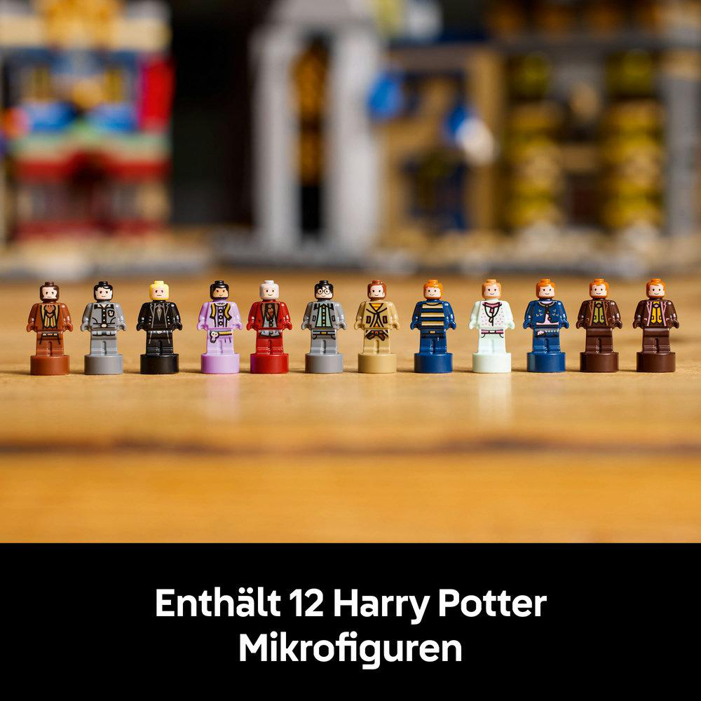 Reihe von 12 bunten Lego Harry Potter Minifiguren auf Holzoberfläche. Verschwommener Hintergrund.