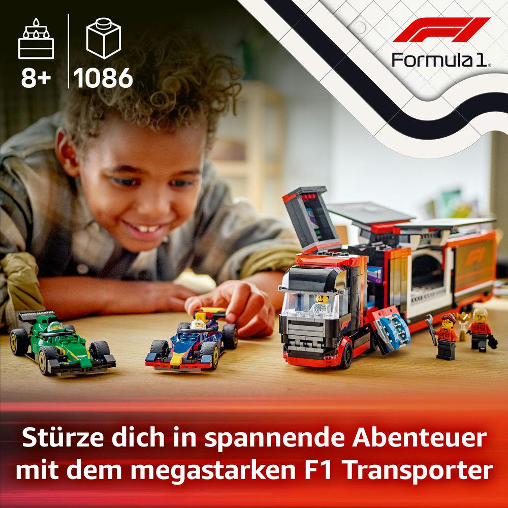 Ein Junge lächelt über ein Lego F1-Set mit einem Lastwagen, zwei Rennwagen und Lego-Minifiguren.