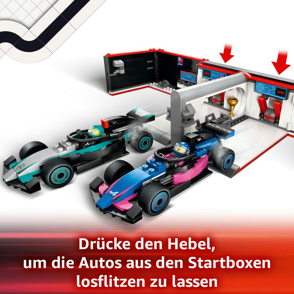 Lego-Rennwagen-Set mit zwei Autos in Startpositionen, mit Boxenbereich und einer Trophäe.