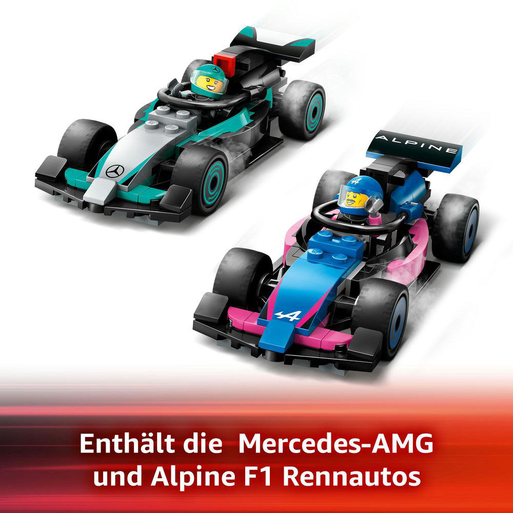 Zwei Lego F1-Autos, eines silber-türkis, das andere pink-blau, auf weißem Hintergrund.