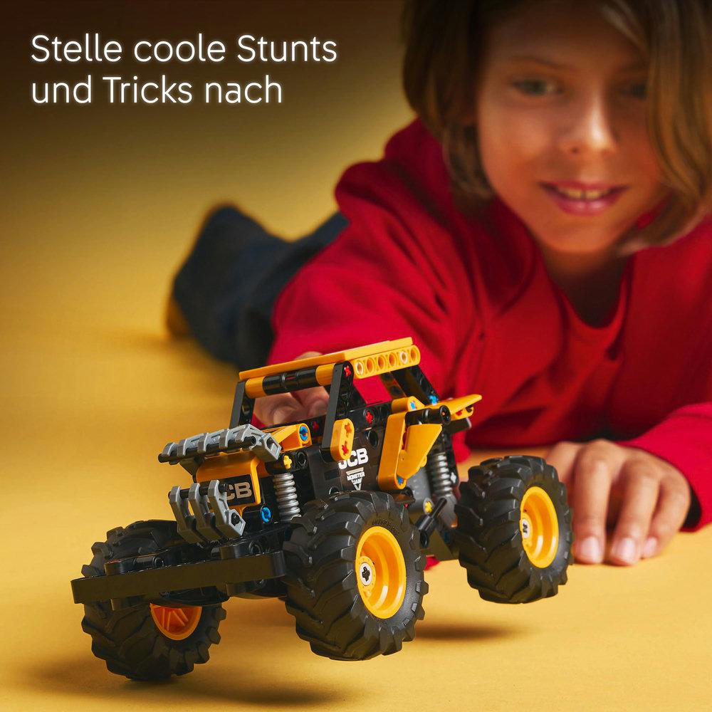Ein junger Junge spielt mit dem Lego Technic Offroad-Fahrzeug.