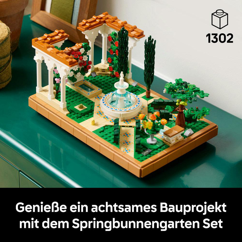 Lego-Set eines Gartens mit Brunnen, Bögen und Grün. Hat eine hellbraune Basis und detaillierte Pflanzen.