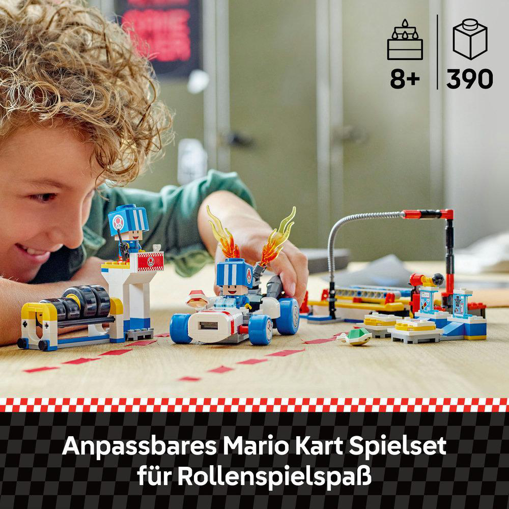 Ein junger Junge spielt mit dem Lego Super Mario Toads Garage Set.
