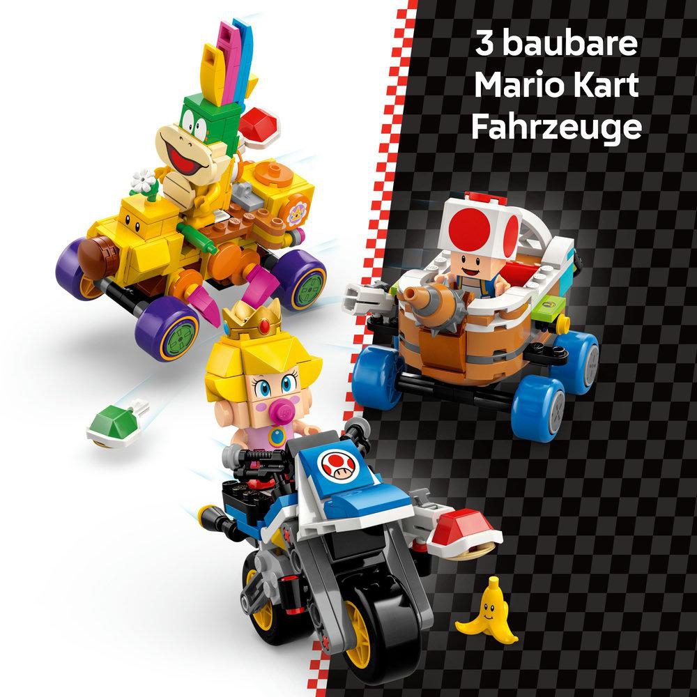 Drei Lego Mario Kart-Fahrzeuge. Jedes hat einen anderen Charakter. Eine Banane und eine grüne Hülle sind in der Nähe.