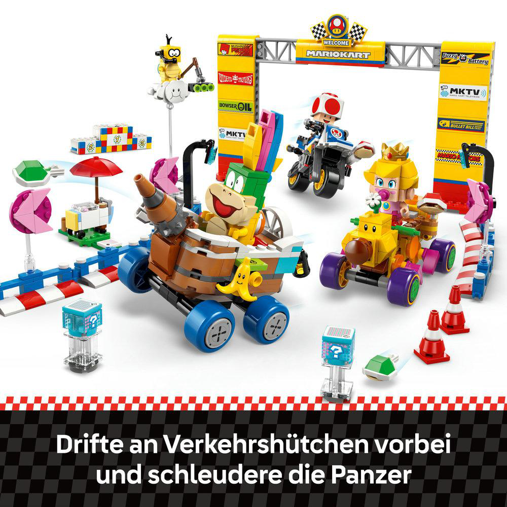 Lego Mario Kart Set. Rennstrecke mit Charakteren, Karts und Hindernissen. Zwei Kinder spielen.
