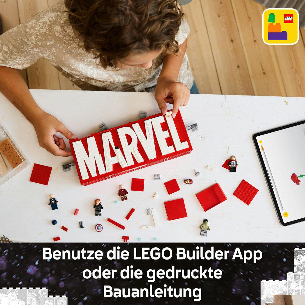Ein Kind baut ein LEGO Marvel-Schild.