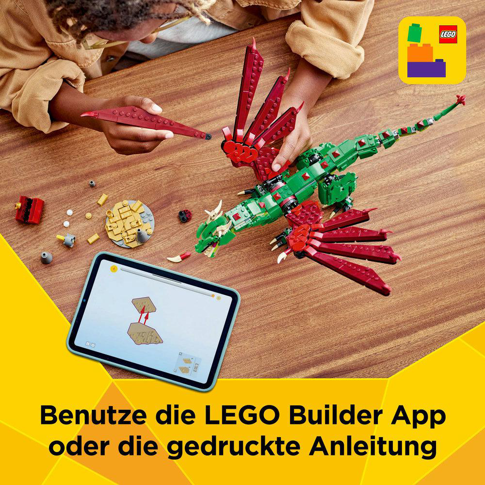 Hände bauen Lego Drachen. Tablet mit Anleitungen, Drache ist grün und rot.