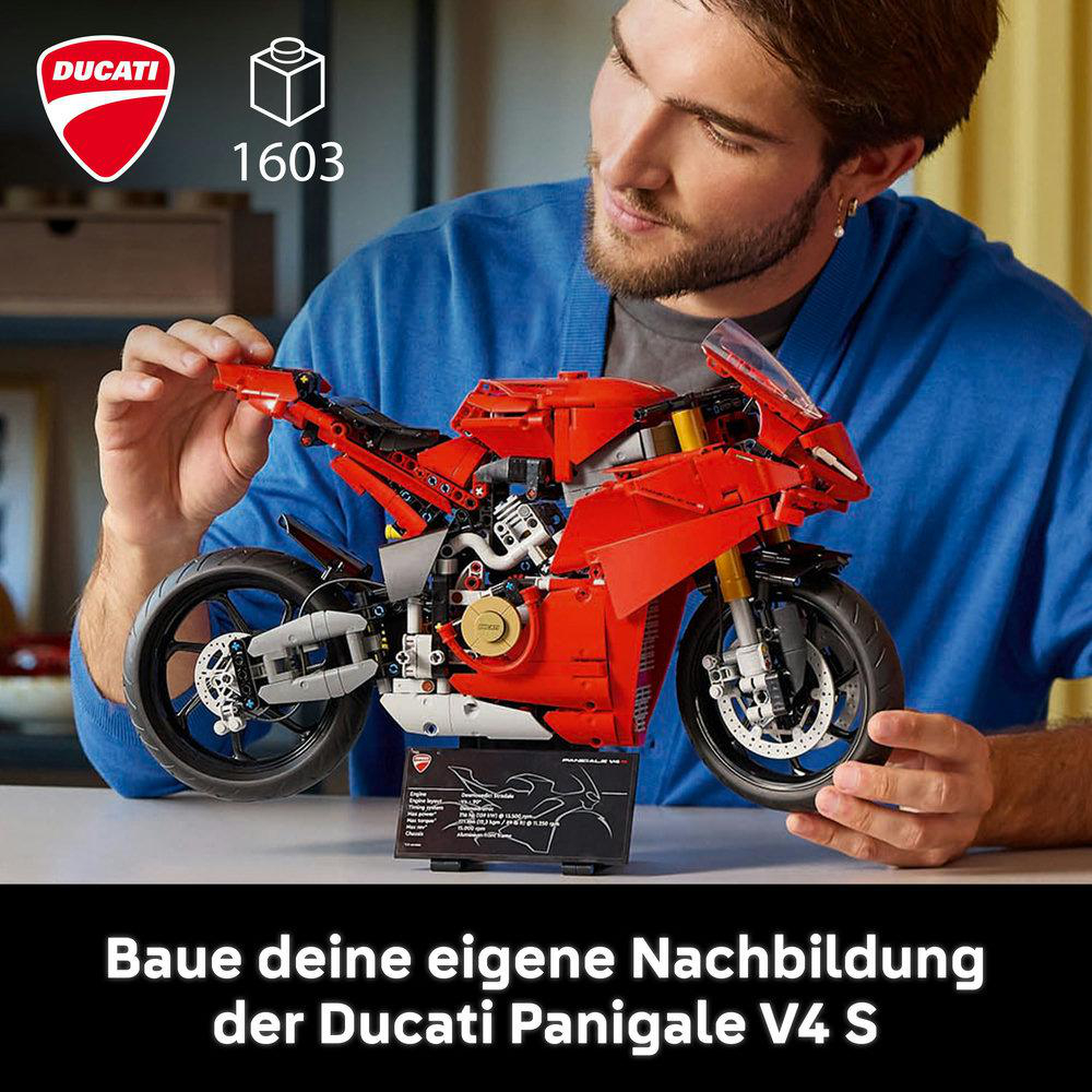 Mann baut ein rotes Lego Ducati Panigale V4 S Motorrad. Text: Baue deine eigene Ducati Panigale V4 S.