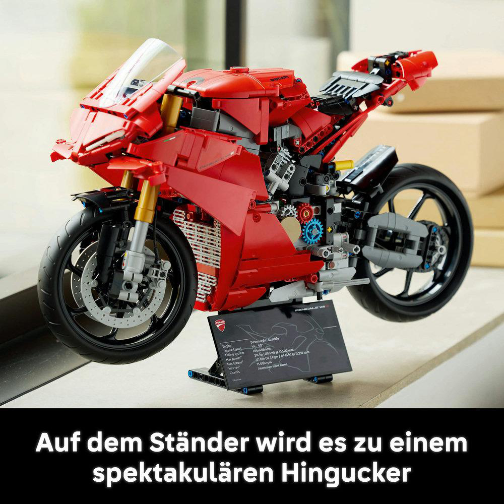 Rotes Ducati Motorrad LEGO Modell auf einem Präsentationsständer, mit Infokarte.
