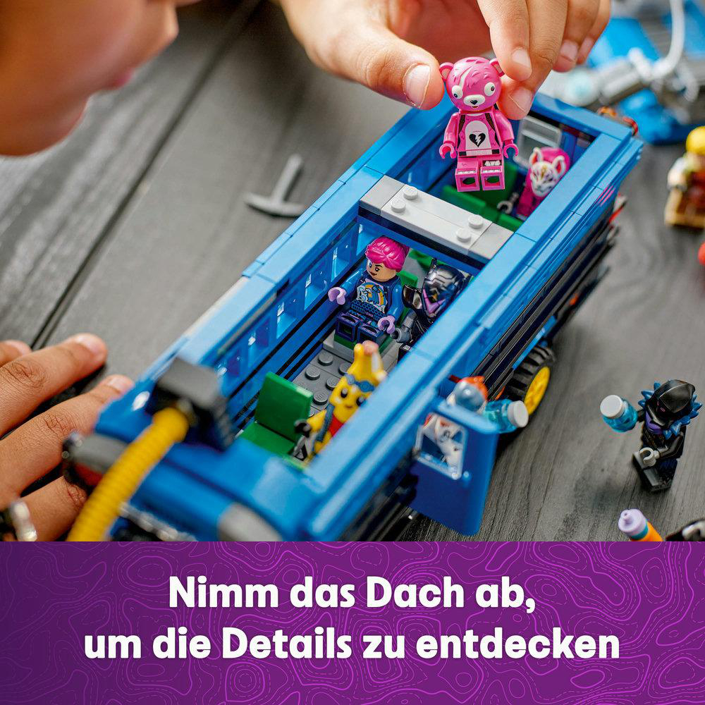 Kinder spielen mit einem Lego-Set, einem blauen Bus mit Lego-Figuren darin und darauf.