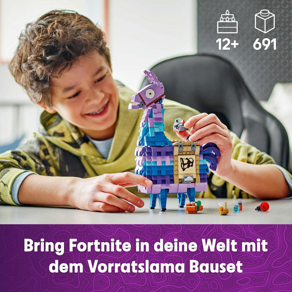 Ein Junge lächelt, während er ein blaues und lila LEGO Lama baut. Text: Bringe Fortnite in deine Welt.