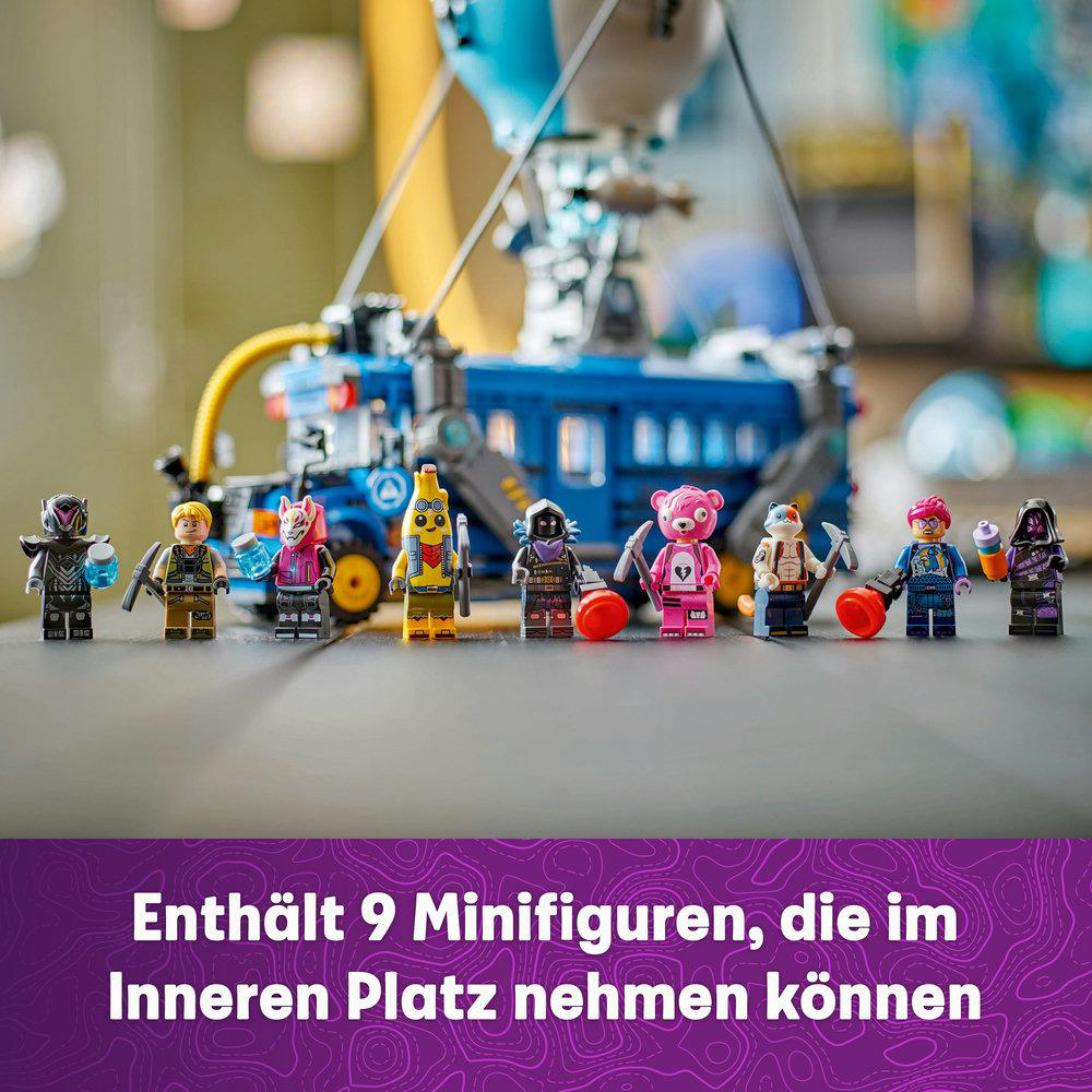 Neun LEGO Fortnite Minifiguren sind auf einem Tisch angeordnet. Ein blaues Fahrzeug ist im Hintergrund.