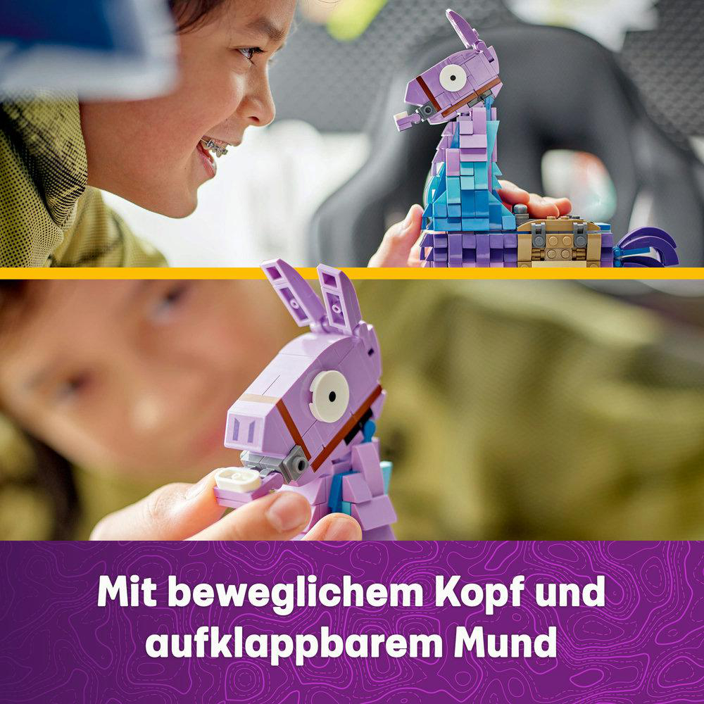 Ein Junge interagiert mit einem LEGO Lama. Das Lama hat einen beweglichen Kopf und einen aufklappbaren Mund.