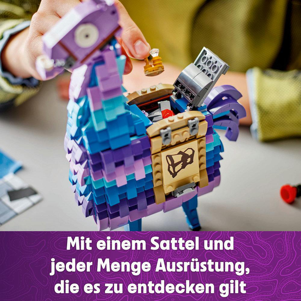 Ein LEGO Lama mit offenem Sattel, der Inhalt zeigt. Text: Mit einem Sattel und viel Ausrüstung.