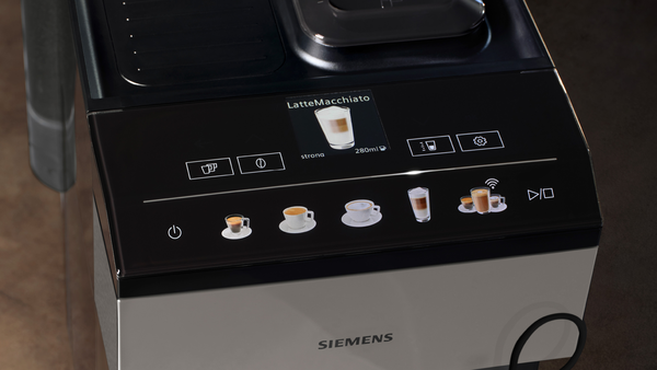 Latte Macchiato ve kahve ayarlarını gösteren bir kahve makinesi ekranının yakın çekimi. Siemens logosu görünür.