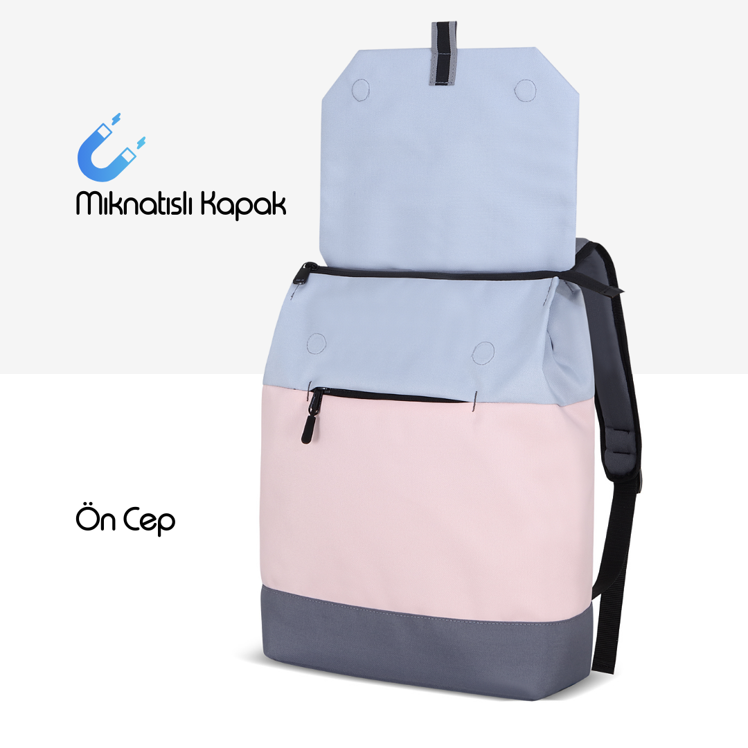 Pembe, gri ve mavi panelleri gösteren açık sırt çantası. Manyetik kapak açık. Ön cep etiketli.